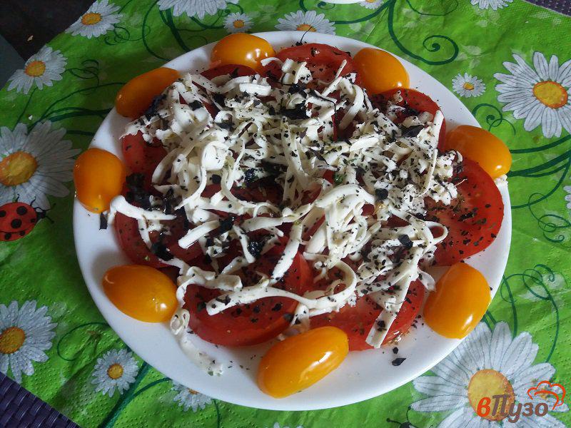 Фото приготовление рецепта: Салат из помидор в прованском стиле шаг №5