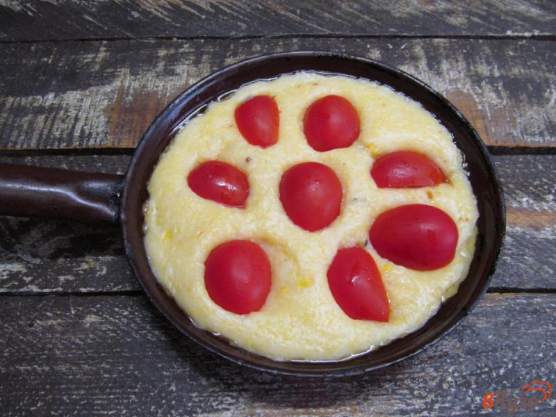 Фото приготовление рецепта: Кукурузный пирог с томатами и сыром шаг №6