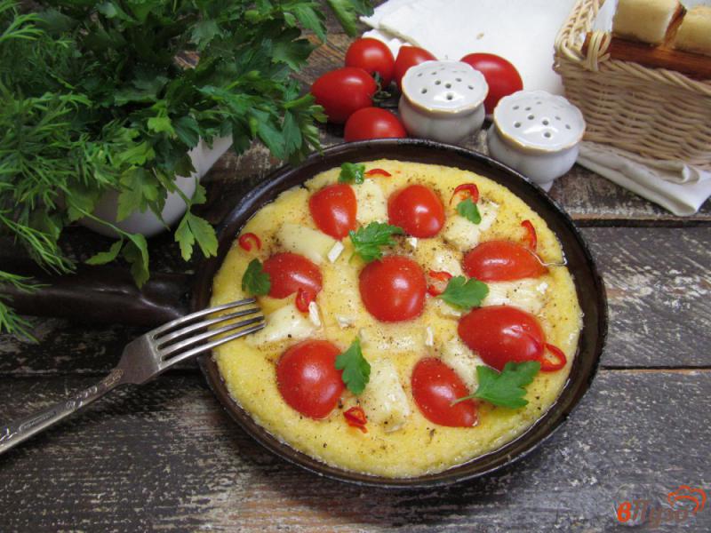 Фото приготовление рецепта: Кукурузный пирог с томатами и сыром шаг №8