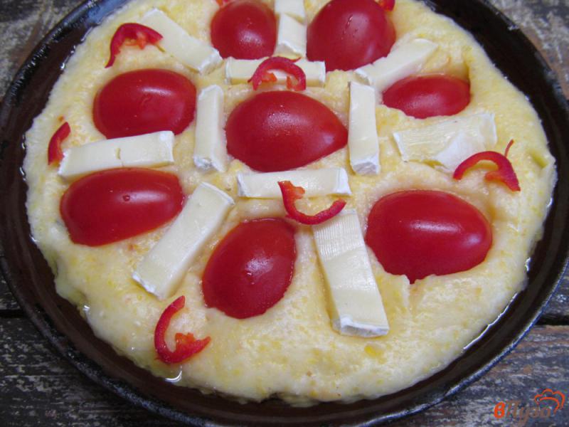 Фото приготовление рецепта: Кукурузный пирог с томатами и сыром шаг №7