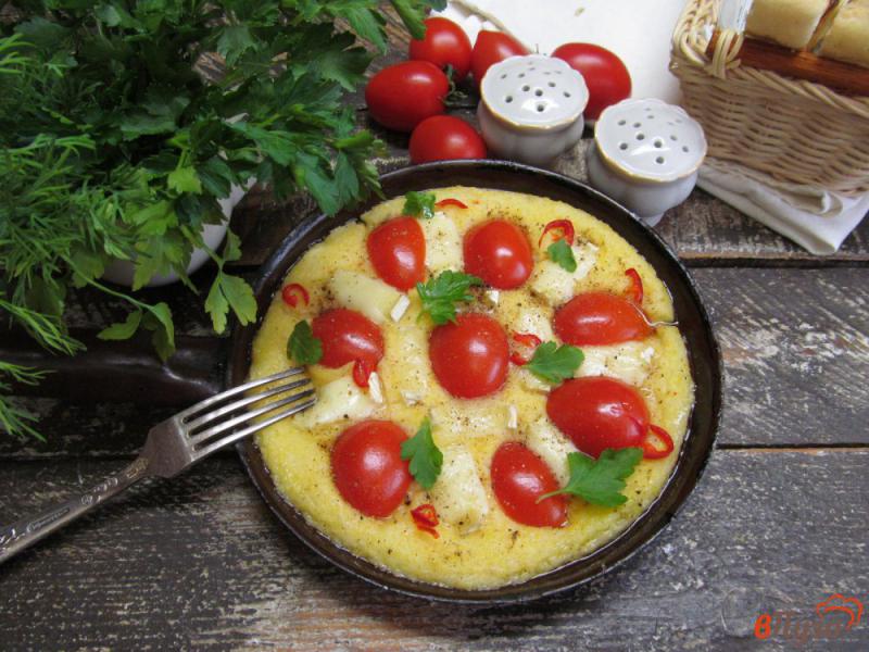Фото приготовление рецепта: Кукурузный пирог с томатами и сыром шаг №9