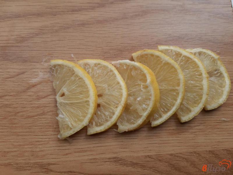 Фото приготовление рецепта: Скумбрия с лимоном и морковью в духовке шаг №4