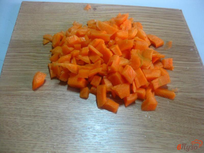 Фото приготовление рецепта: Скумбрия с лимоном и морковью в духовке шаг №3