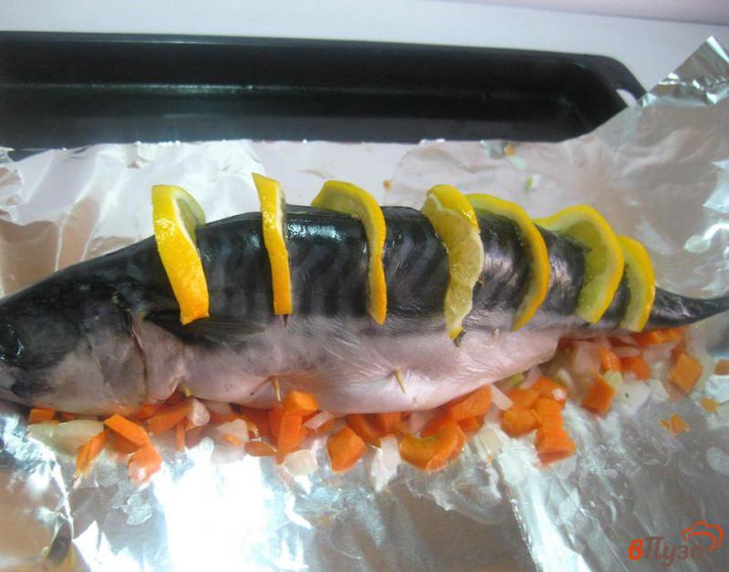 Фото приготовление рецепта: Скумбрия с лимоном и морковью в духовке шаг №5