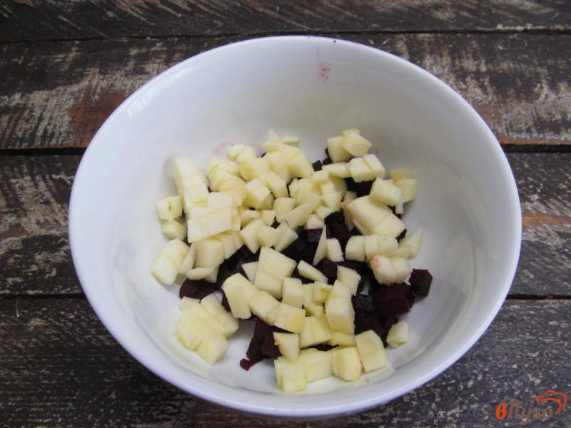 Фото приготовление рецепта: Салат из свеклы и яблока с мягким сыром шаг №2