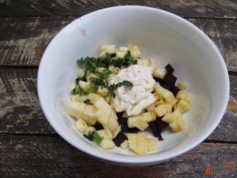 Фото приготовление рецепта: Салат из свеклы и яблока с мягким сыром шаг №3