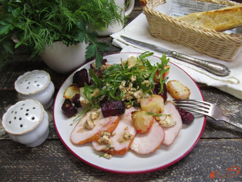 Фото приготовление рецепта: Салат из курицы с овощами и рукколой шаг №6
