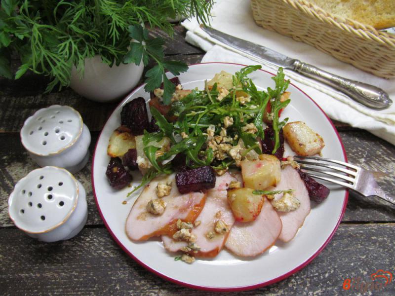 Фото приготовление рецепта: Салат из курицы с овощами и рукколой шаг №7