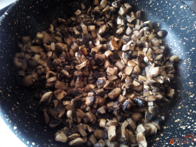 Фото приготовление рецепта: Оладьи с грибами шаг №2