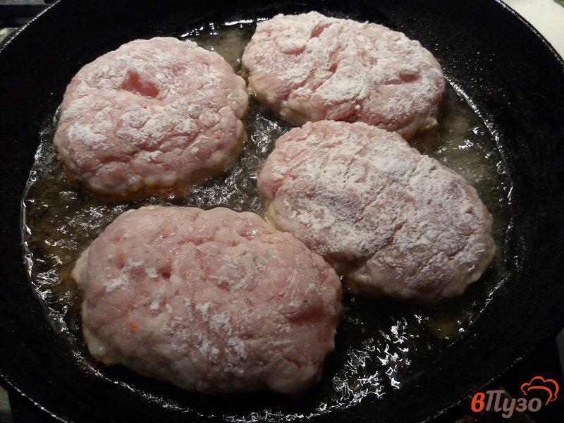 Фото приготовление рецепта: Котлеты из трех видов мяса с соусом шаг №4