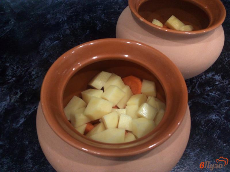 Фото приготовление рецепта: Картофель с черносливом и овощами в горшочках шаг №3