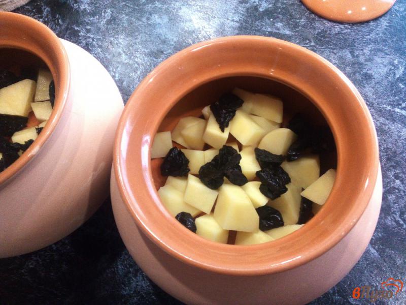 Фото приготовление рецепта: Картофель с черносливом и овощами в горшочках шаг №5
