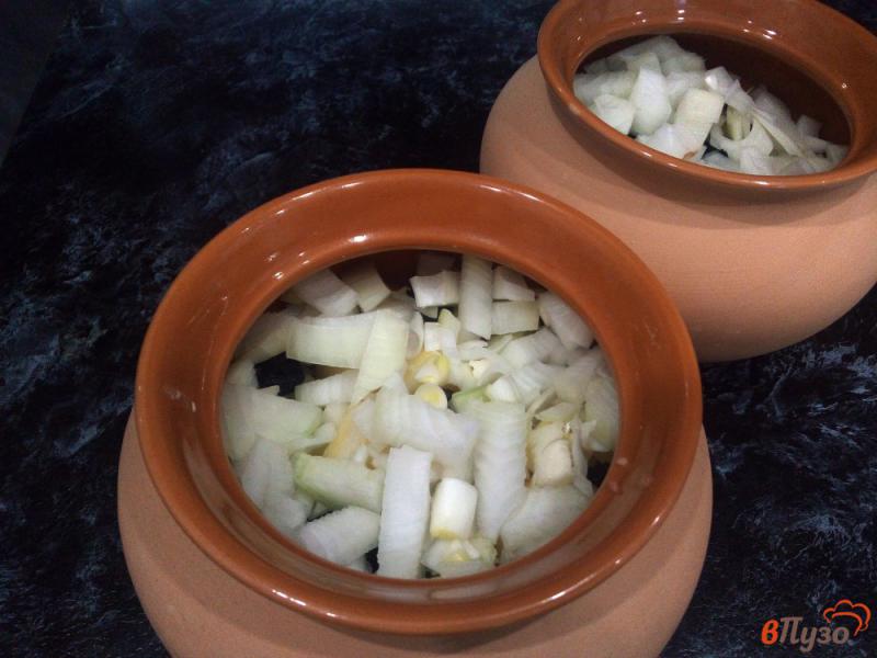 Фото приготовление рецепта: Картофель с черносливом и овощами в горшочках шаг №6