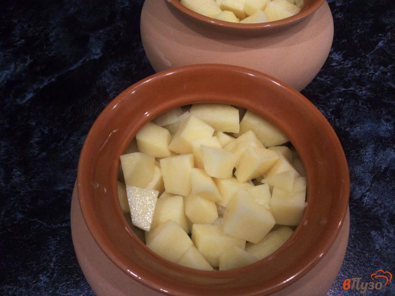 Фото приготовление рецепта: Картофель с черносливом и овощами в горшочках шаг №7
