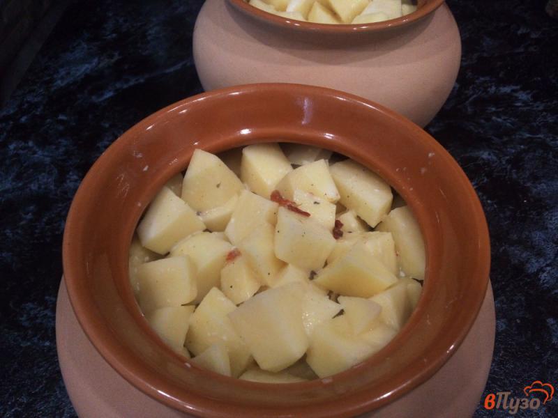 Фото приготовление рецепта: Картофель с черносливом и овощами в горшочках шаг №12