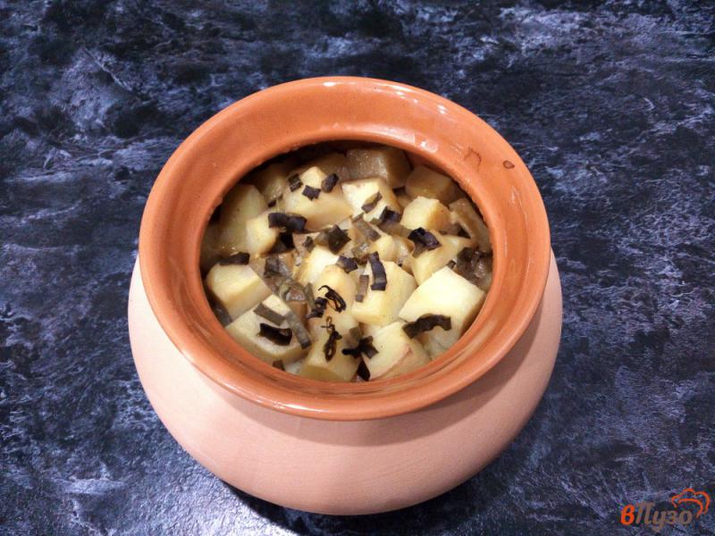 Фото приготовление рецепта: Картофель с черносливом и овощами в горшочках шаг №14