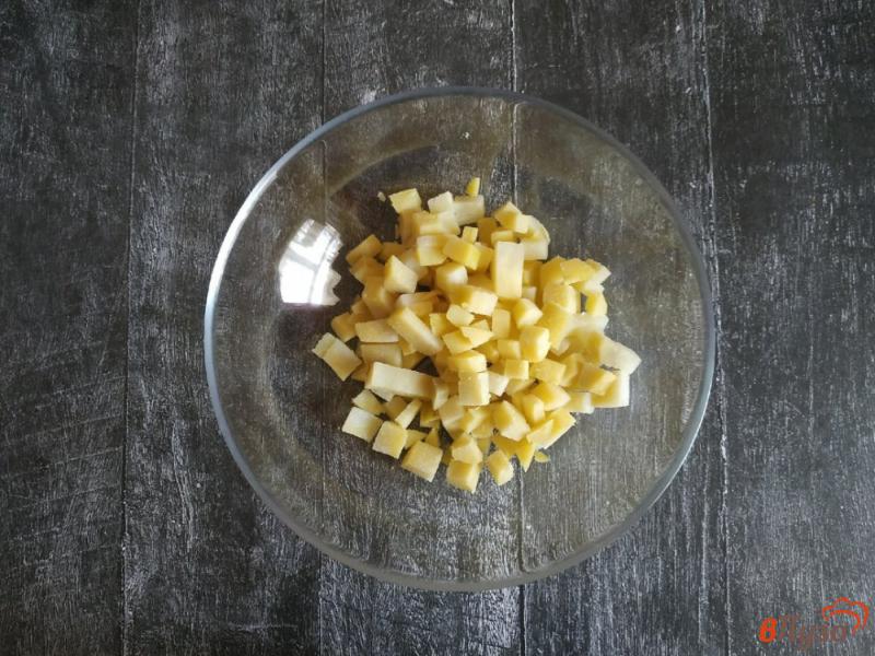 Фото приготовление рецепта: Салат с крабовыми палочками и картофелем шаг №1