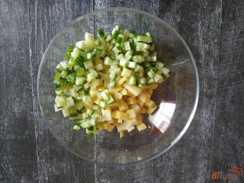 Фото приготовление рецепта: Салат с крабовыми палочками и картофелем шаг №2