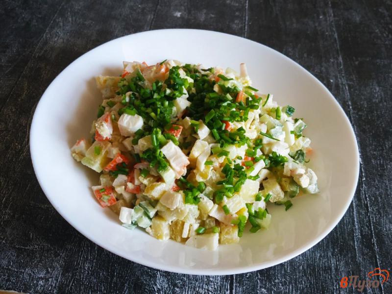 Фото приготовление рецепта: Салат с крабовыми палочками и картофелем шаг №6