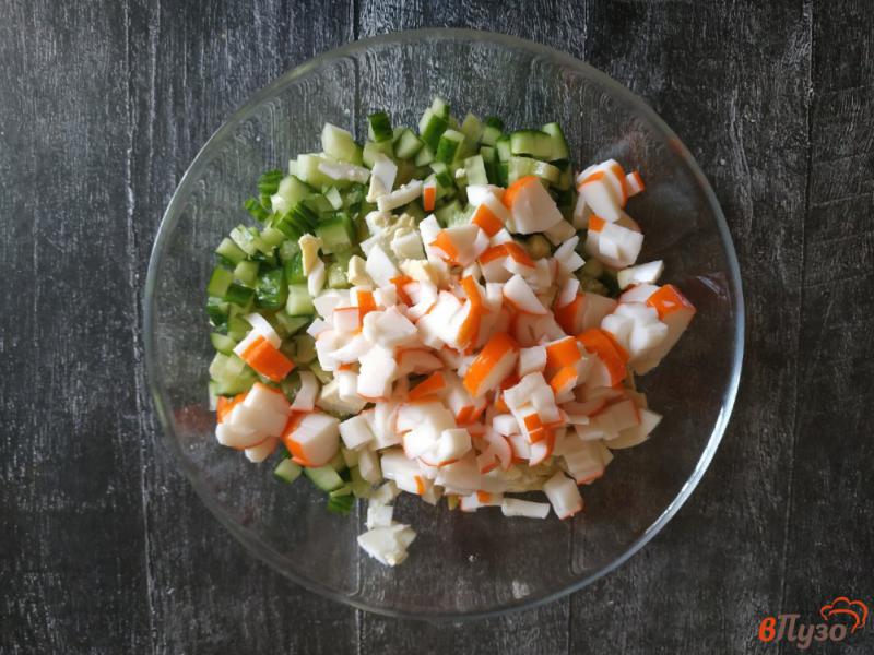 Фото приготовление рецепта: Салат с крабовыми палочками и картофелем шаг №4