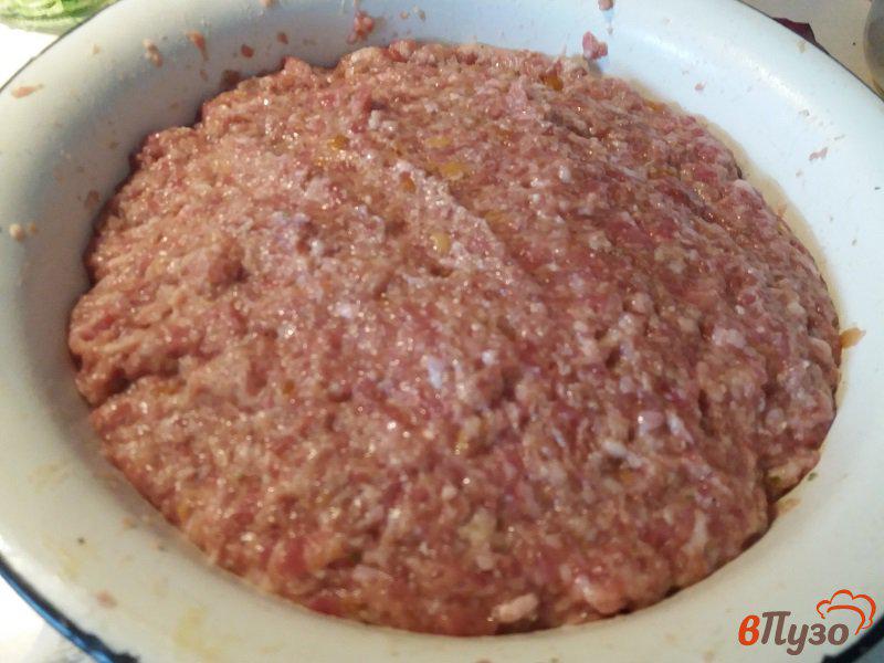 Фото приготовление рецепта: Мясные зразы с яйцом и луком в томатном соусе шаг №2