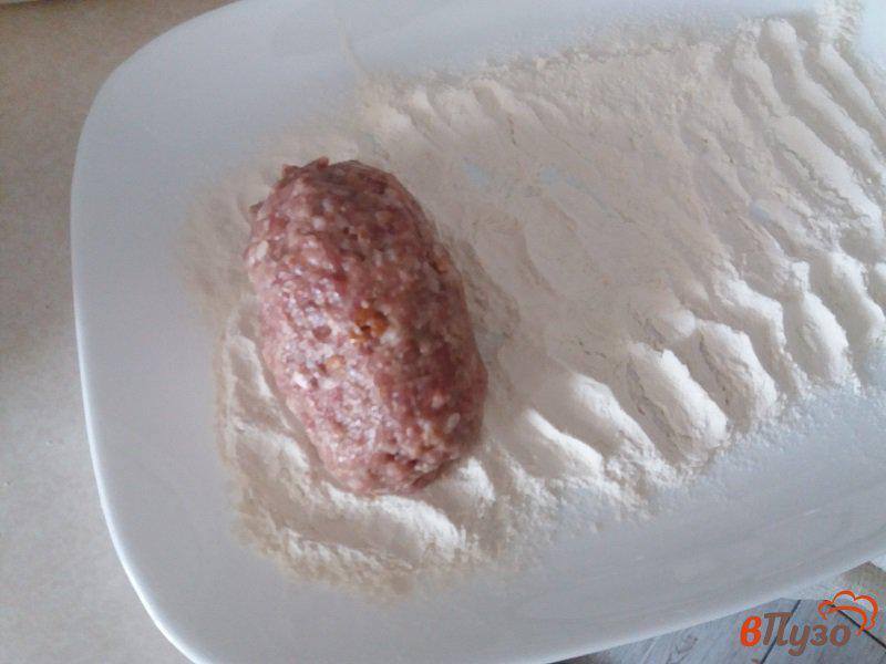 Фото приготовление рецепта: Мясные зразы с яйцом и луком в томатном соусе шаг №6