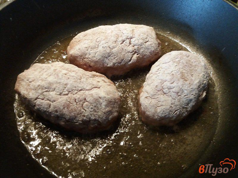 Фото приготовление рецепта: Мясные зразы с яйцом и луком в томатном соусе шаг №8