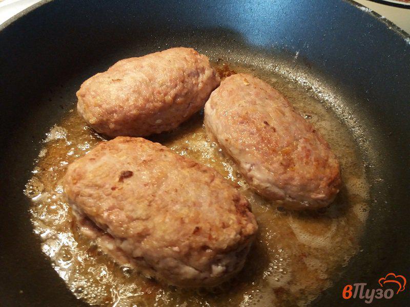 Фото приготовление рецепта: Мясные зразы с яйцом и луком в томатном соусе шаг №9