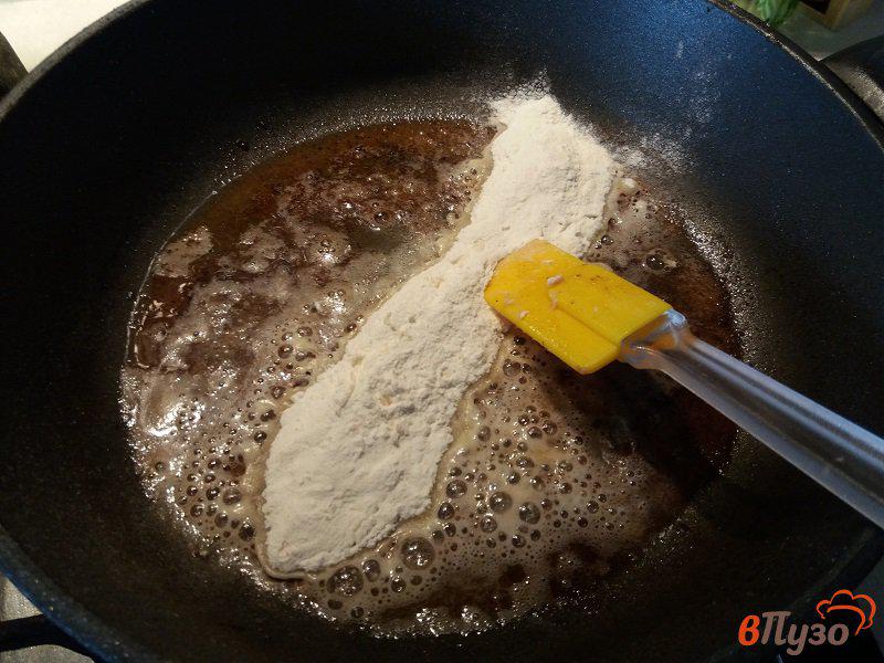 Фото приготовление рецепта: Мясные зразы с яйцом и луком в томатном соусе шаг №10