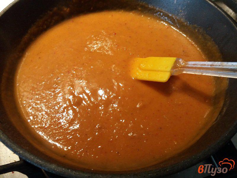 Фото приготовление рецепта: Мясные зразы с яйцом и луком в томатном соусе шаг №11