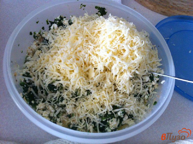 Фото приготовление рецепта: Слоёный пирог со шпинатом, сыром и творогом шаг №5