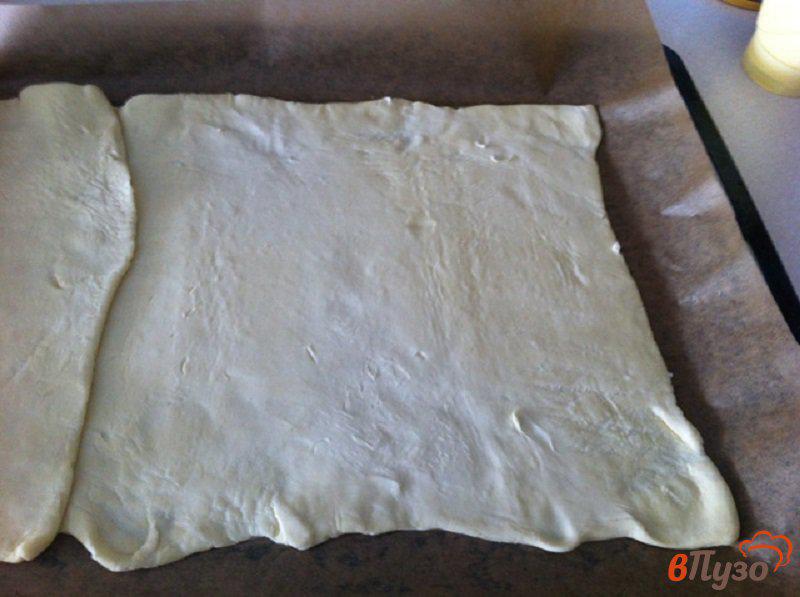 Фото приготовление рецепта: Слоёный пирог со шпинатом, сыром и творогом шаг №6