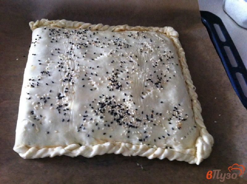 Фото приготовление рецепта: Слоёный пирог со шпинатом, сыром и творогом шаг №8