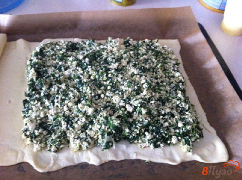 Фото приготовление рецепта: Слоёный пирог со шпинатом, сыром и творогом шаг №7