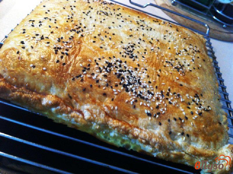 Фото приготовление рецепта: Слоёный пирог со шпинатом, сыром и творогом шаг №9