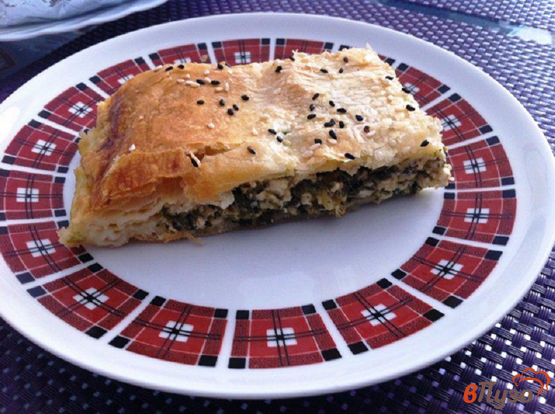 Фото приготовление рецепта: Слоёный пирог со шпинатом, сыром и творогом шаг №11