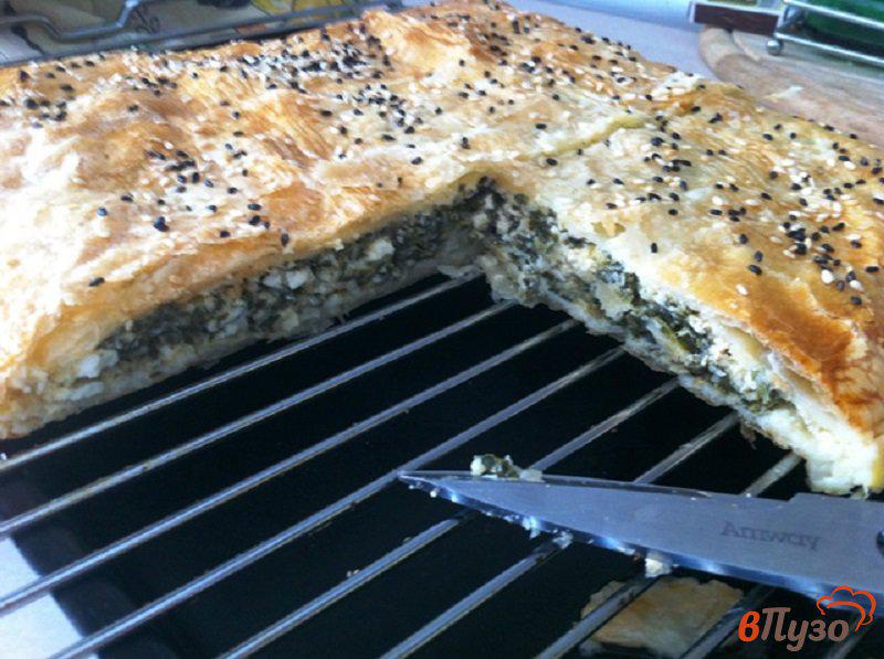 Фото приготовление рецепта: Слоёный пирог со шпинатом, сыром и творогом шаг №10