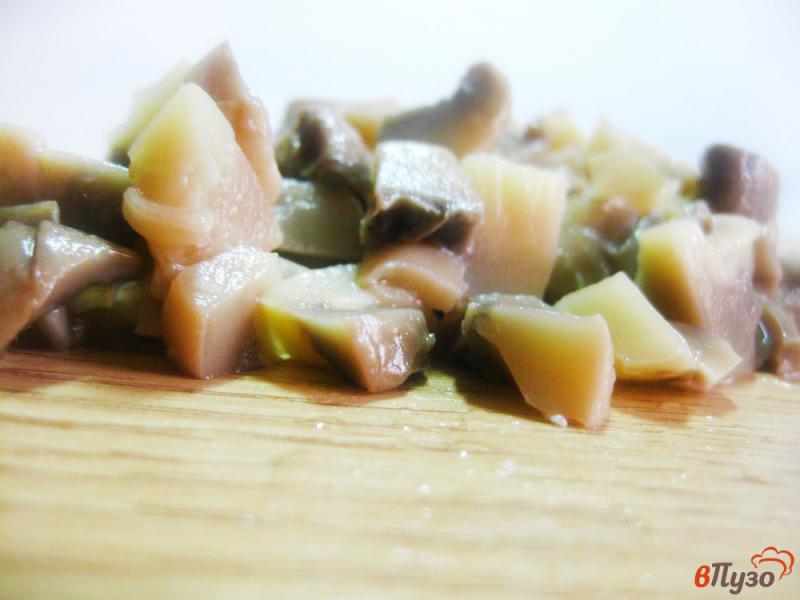Фото приготовление рецепта: Крабовый салат с грибами шаг №2