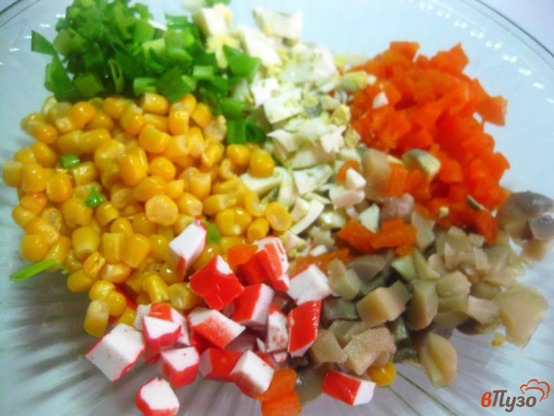 Фото приготовление рецепта: Крабовый салат с грибами шаг №7