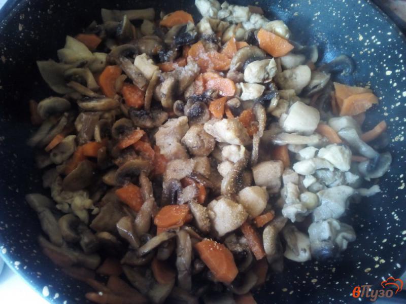 Фото приготовление рецепта: Запеканка из гречки с грибами и курицей шаг №5