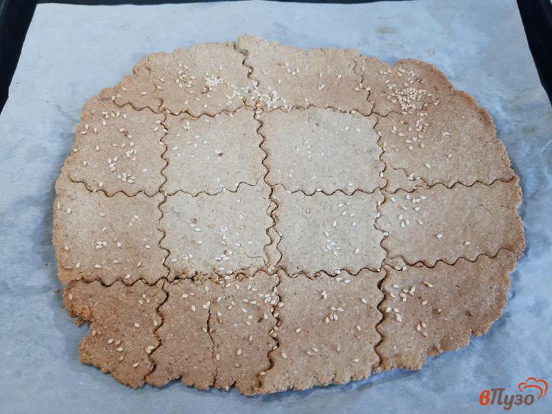 Фото приготовление рецепта: Хлебцы овсяные с цельнозерновой мукой шаг №10