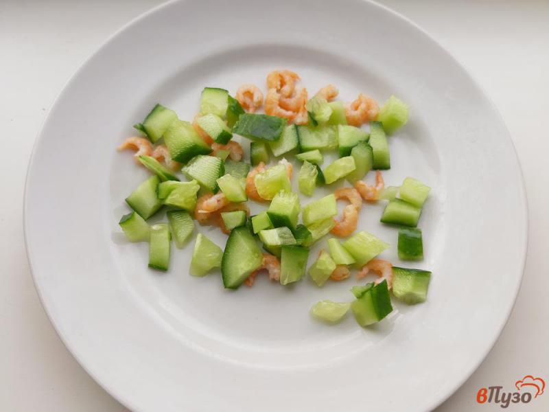 Фото приготовление рецепта: Салат с креветками и рикоттой шаг №5