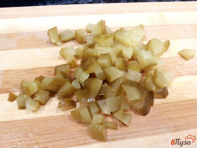 Фото приготовление рецепта: Салат из крабовых палочек, риса и огурцов шаг №3
