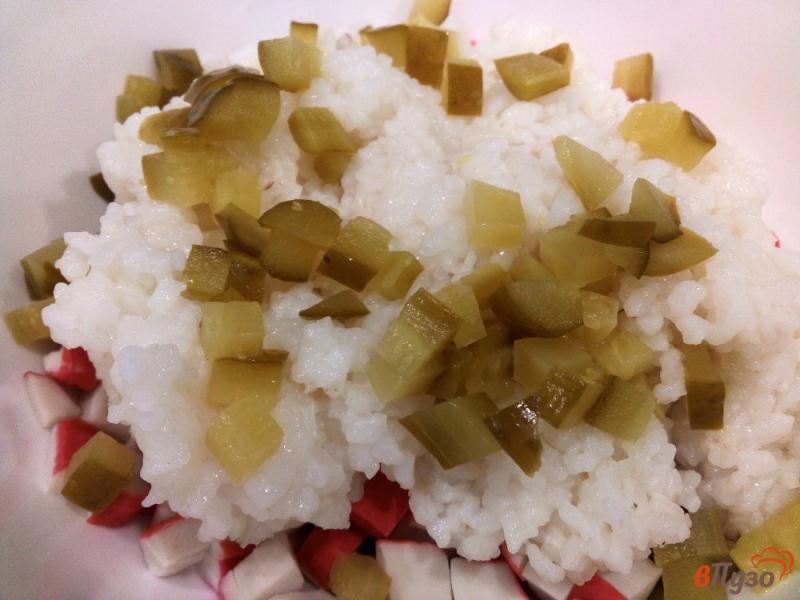 Фото приготовление рецепта: Салат из крабовых палочек, риса и огурцов шаг №4