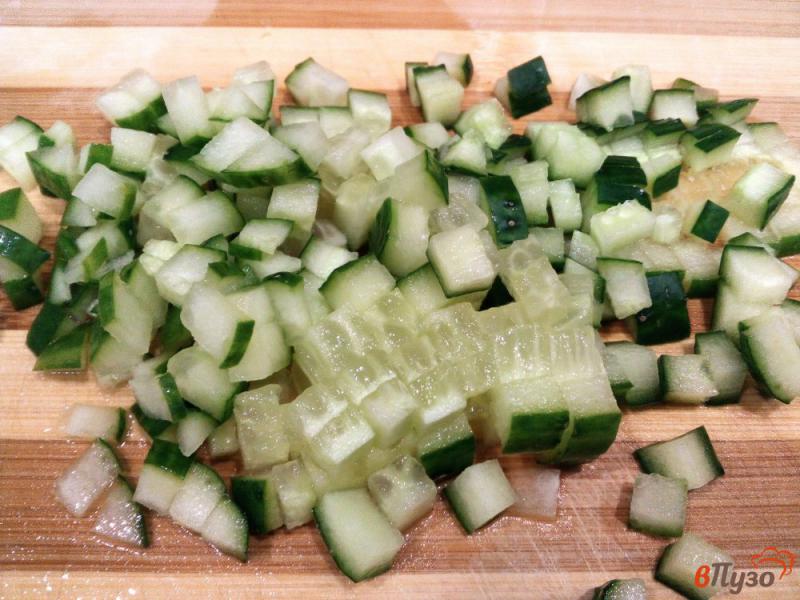 Фото приготовление рецепта: Салат из крабовых палочек, риса и огурцов шаг №5