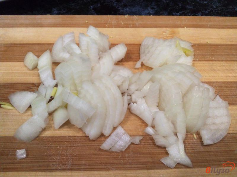 Фото приготовление рецепта: Салат из крабовых палочек, риса и огурцов шаг №7