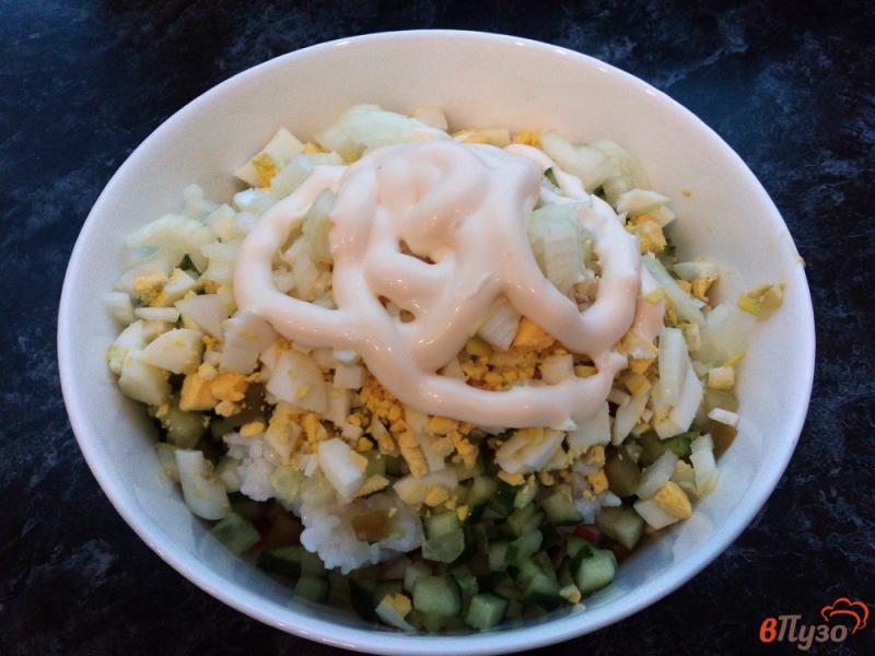 Фото приготовление рецепта: Салат из крабовых палочек, риса и огурцов шаг №8