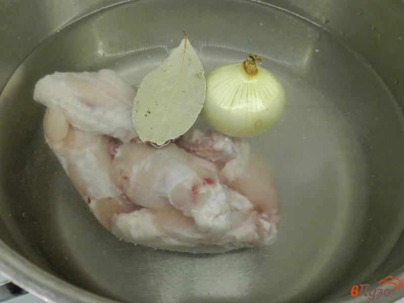 Фото приготовление рецепта: Куриный суп с яичными клецками шаг №1