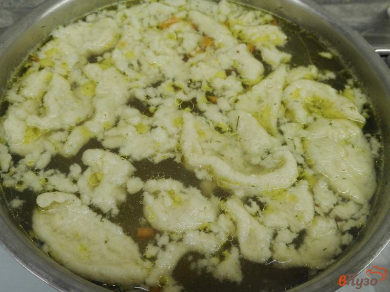 Фото приготовление рецепта: Куриный суп с яичными клецками шаг №8