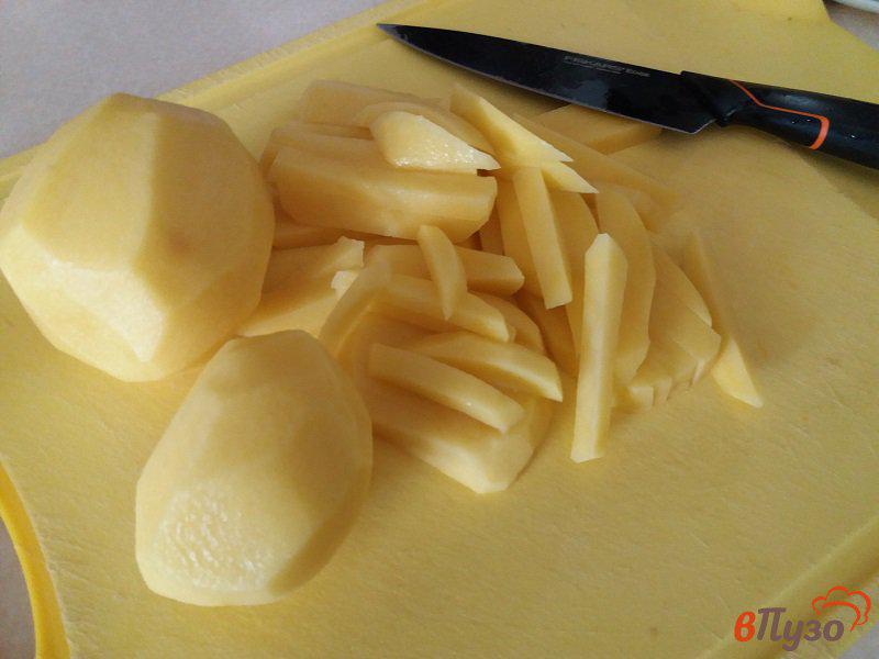 Фото приготовление рецепта: Запеченный картофель фри шаг №2